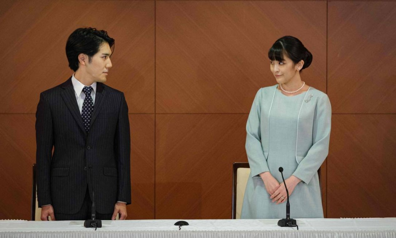 Antiga princesa Japão, conhecida agora como Mako Komuro troca olhares com o marido, Kei Komuro, durante entrevista coletiva que anunciou o casamento, em Tóquio, no Japão. Para se casar com um plebeu, ela abriu mão do título real e causou indignação Foto: NICOLAS DATICHE / AFP