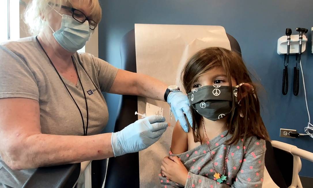 Uma criança de 5 anos recebe a vacina da Pfizer-BioNTech durante os testes clínicos Foto: SHAWN ROCCO/DUKE UNIVERSITY / via REUTERS