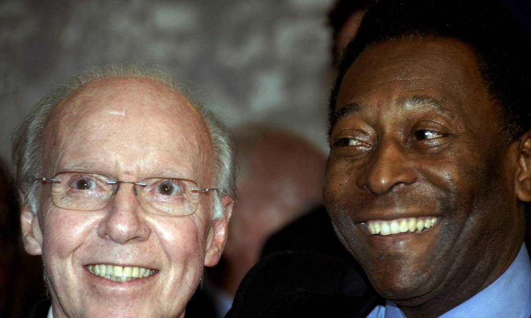 Em foto de 2008, Zagallo e Pelé posam juntos Foto: FERNANDO BIZERRA JR / EFE
