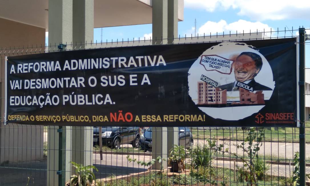 Faixa com caricatura de Bolsonaro instalada em campus do IFMS, em Corumbá Foto: Arquivo pessoal