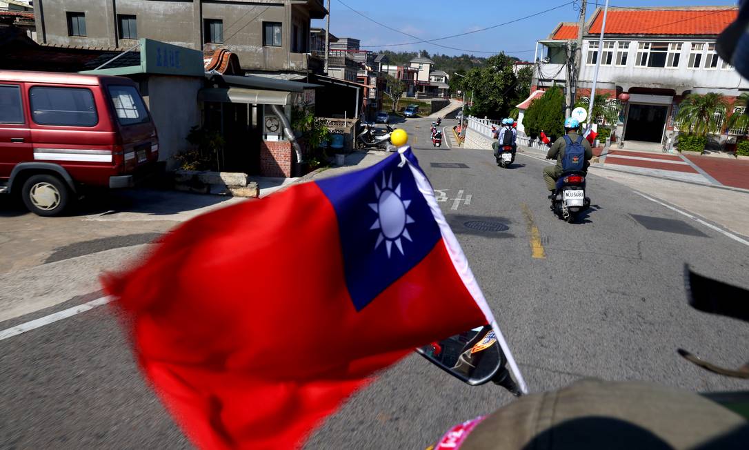 Motociclista com bandeira de Taiwan nas ruas da vila taiwanesa de Kinmen Foto: ANN WANG / REUTERS