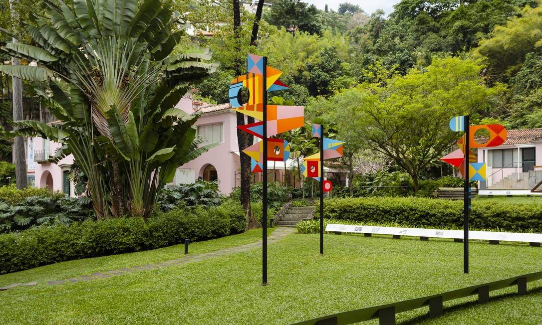 Jardim da Casa Roberto Marinho, com as instalações baseadas em desenhos de Burle Marx Foto: Leo Martins / Agência O Globo