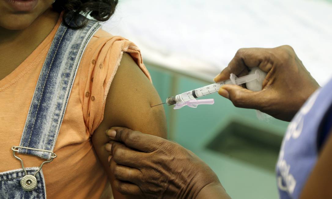 Vacina contra HPV deve ser dada a meninas a partir dos 9 anos e meninos a partir dos 11 Foto: Gabriel de Paiva / Agência O Globo