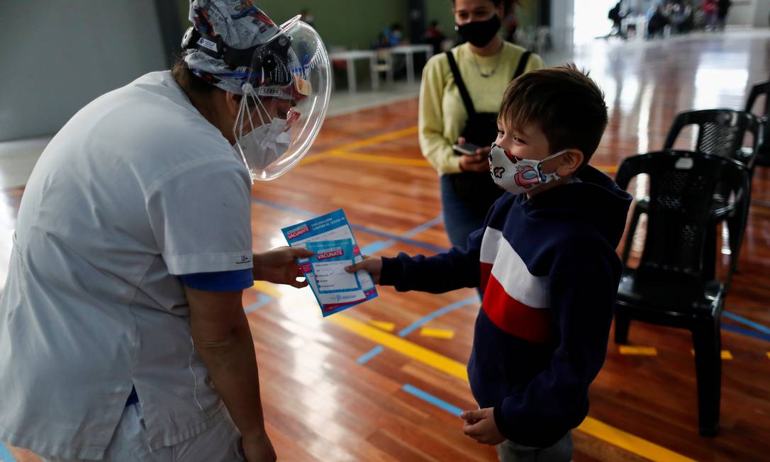 Argentino Ciro Alcaraz, de 7 anos, apresenta sua carteira de vacinação; imunização no país atinge crianças a partir de 3 anos Foto: AGUSTIN MARCARIAN / REUTERS