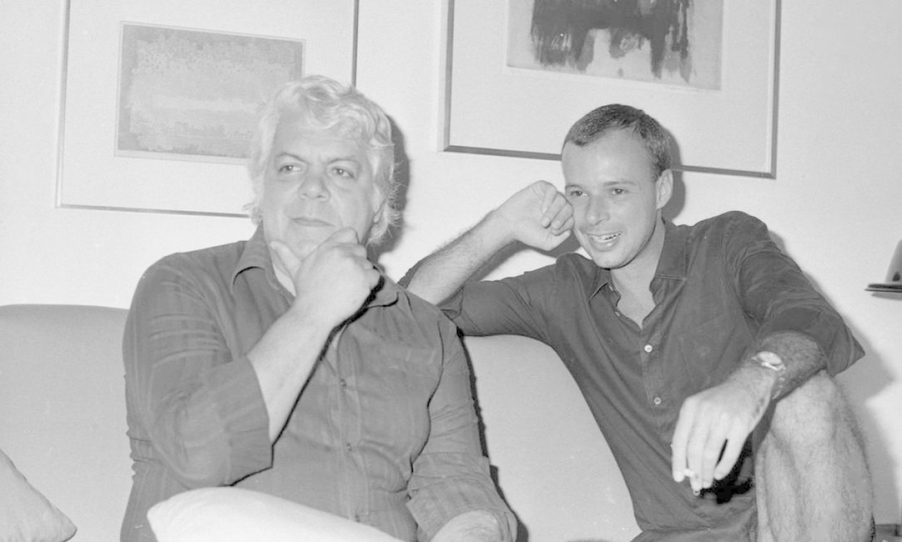Manoel Carlos e Gilberto Braga em 1980. Eles escrevem juntos a novela "Água Viva" Foto: Adir Meira / Agência O Globo