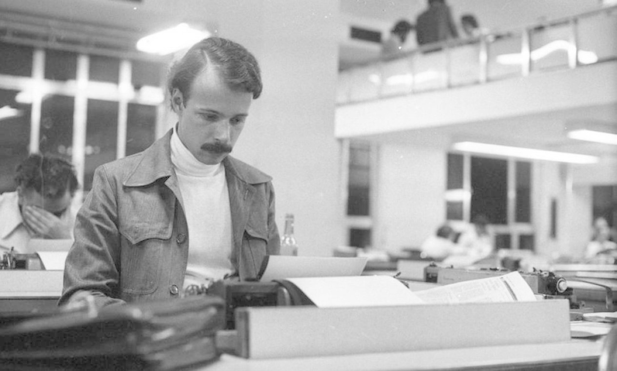 Braga, que também era jornalista, na redação de O Globo, em 1975 Foto: Arquivo O Globo / Agência O Globo