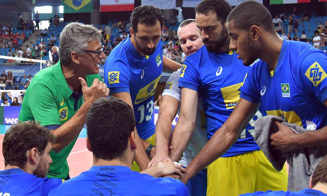 O técnico Renan dal Zotto ao lado de Maurício (camisa 13), em jogo da seleção brasileira Foto: Divulgação