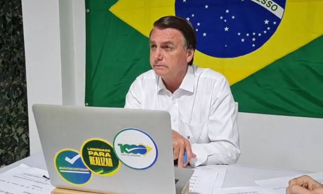 O presidente Jair Bolsonaro, durante entrevista Foto: Reprodução/Facebook