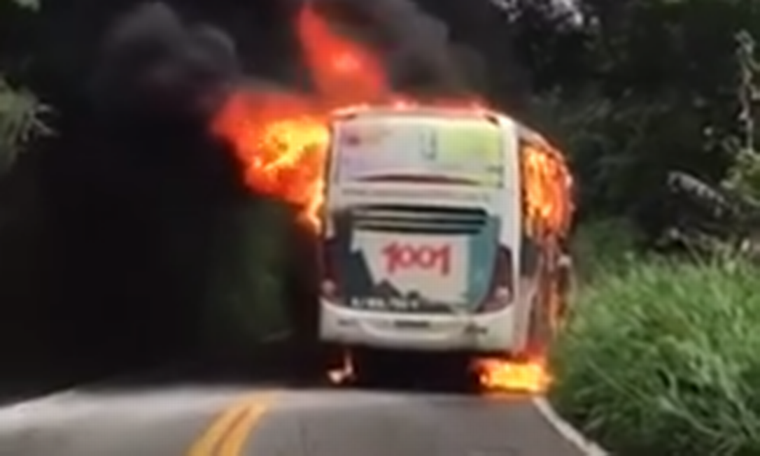 Ônibus da empresa 1001 pegou fogou na Avenida Amaral Peixoto (RJ - 106), na Serra do Mato Grosso Foto: Reprodução
