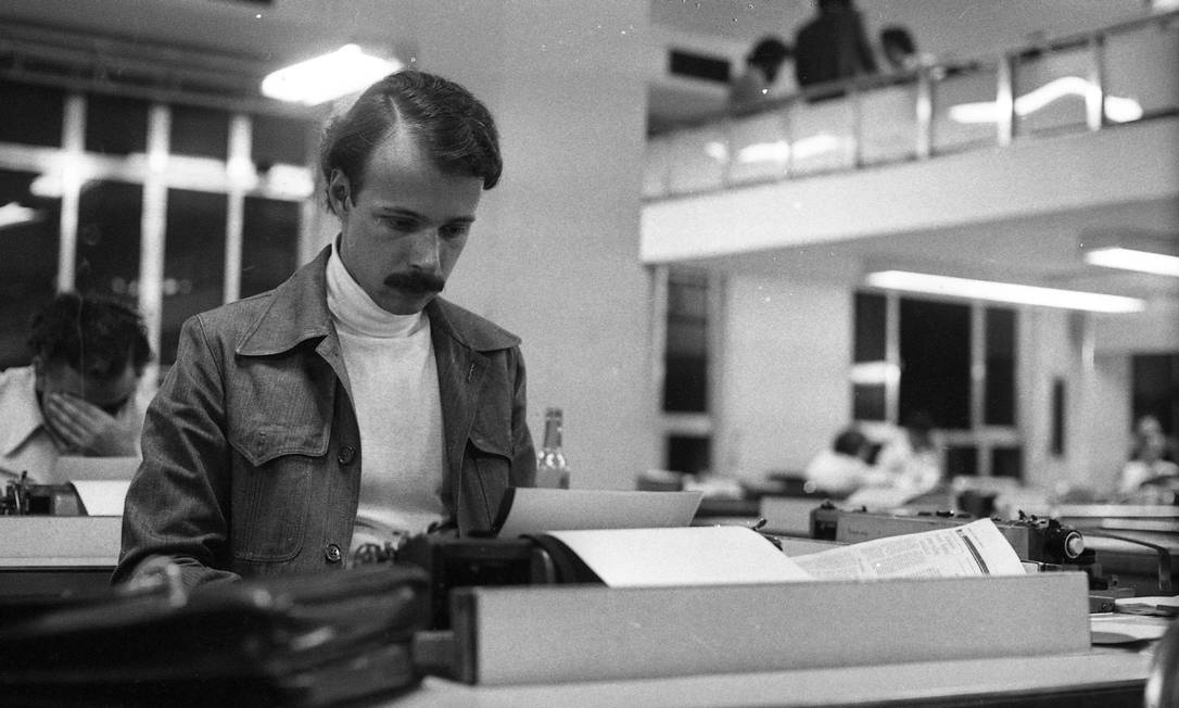 Gilberto Braga na redação do GLOBO, em 1975. Antes de ir para a TV, ele foi crítico de teatro do jornal Foto: Arquivo O Globo / Agência O Globo