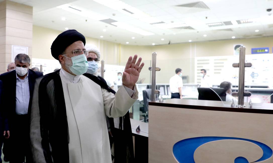 O presidente iraniano, Ebrahim Raisi, visita a usina nuclear de Bushehr, no Irã, no início deste mês Foto: OFFICIAL PRESIDENTIAL WEBSITE / via REUTERS