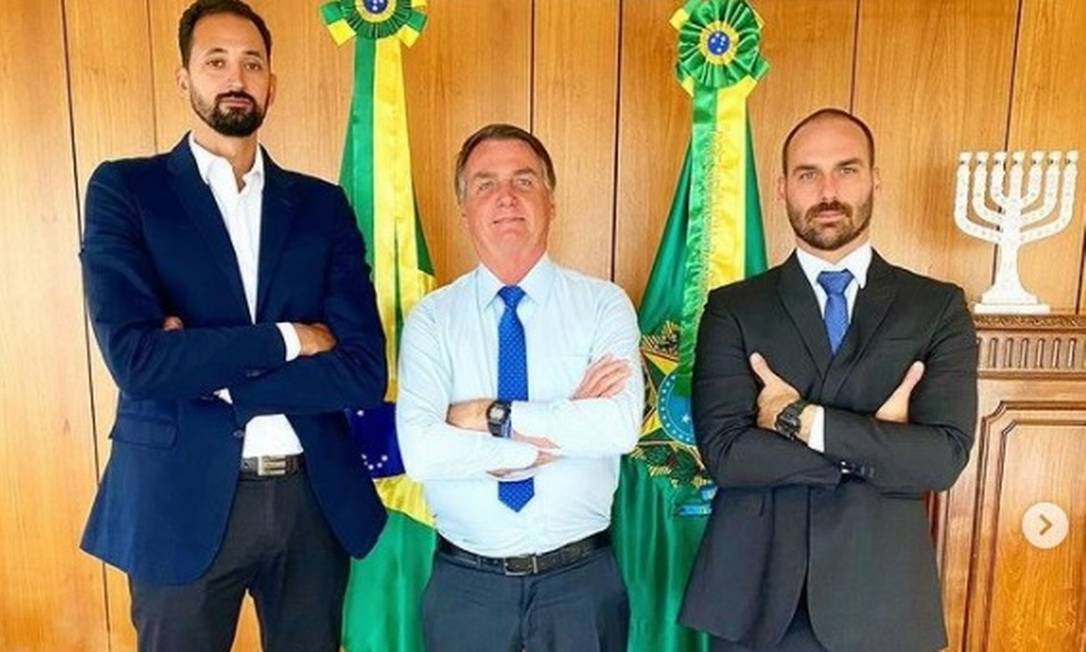 O jogador Maurício Souza, ao lado do presidente Jair Bolsonaro e do deputado federal Eduardo Bolsonaro, no Palácio do Planalto Foto: Reprodução/Instagram