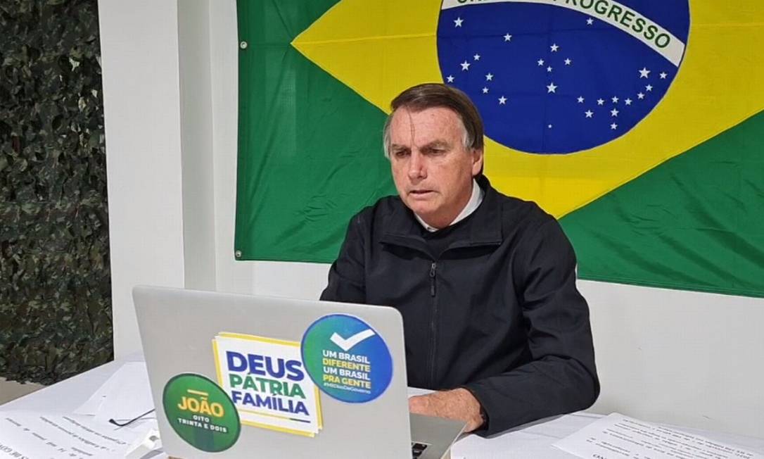 O presidente Jair Bolsonaro, durante entrevista Foto: Reprodução/Facebook