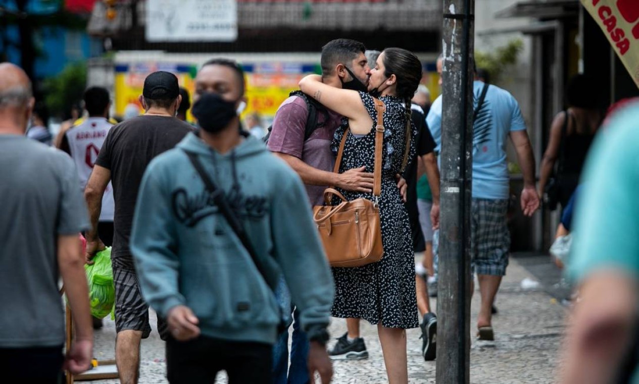 Casal abaixa a máscara para se beijar em rua de Copacabana Foto: Brenno Carvalho / Agência O Globo