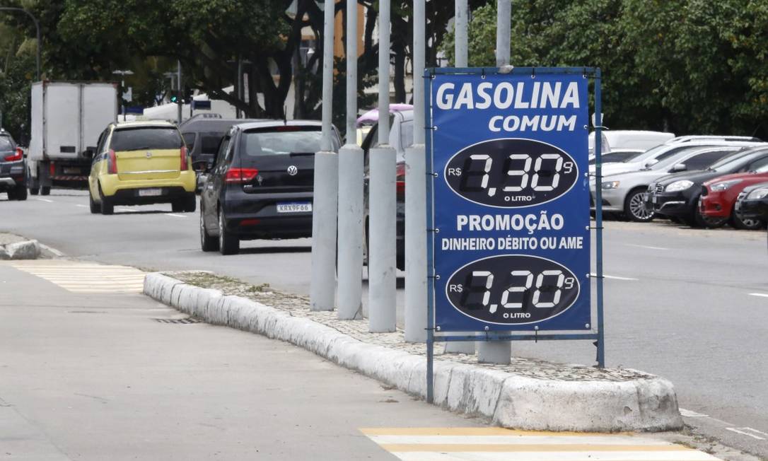 No RJ, posto anuncia 'promoção' com gasolina a R$ 7,30 Foto: Fabio Rossi / Agência O Globo/26-10-2021