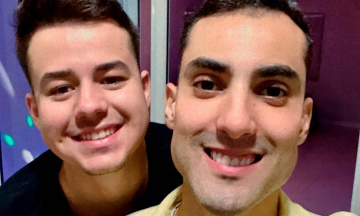 Douglas Souza, primeiro jogador da seleção masculina brasileira de vôlei a se declarar gay, e o namorado, Gabriel Augusto Campos Foto: Reprodução / Instagram