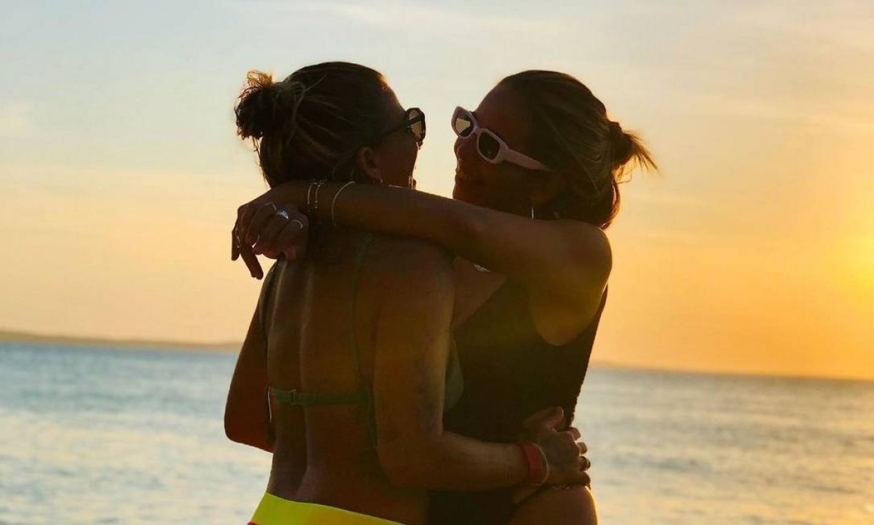 A surfista Silvana Lima não esconde nem sua sexualidade nem o amor, constantemente declarado nas redes sociais, pela namorada, Juliana Sousa Foto: Reprodução / Instagram