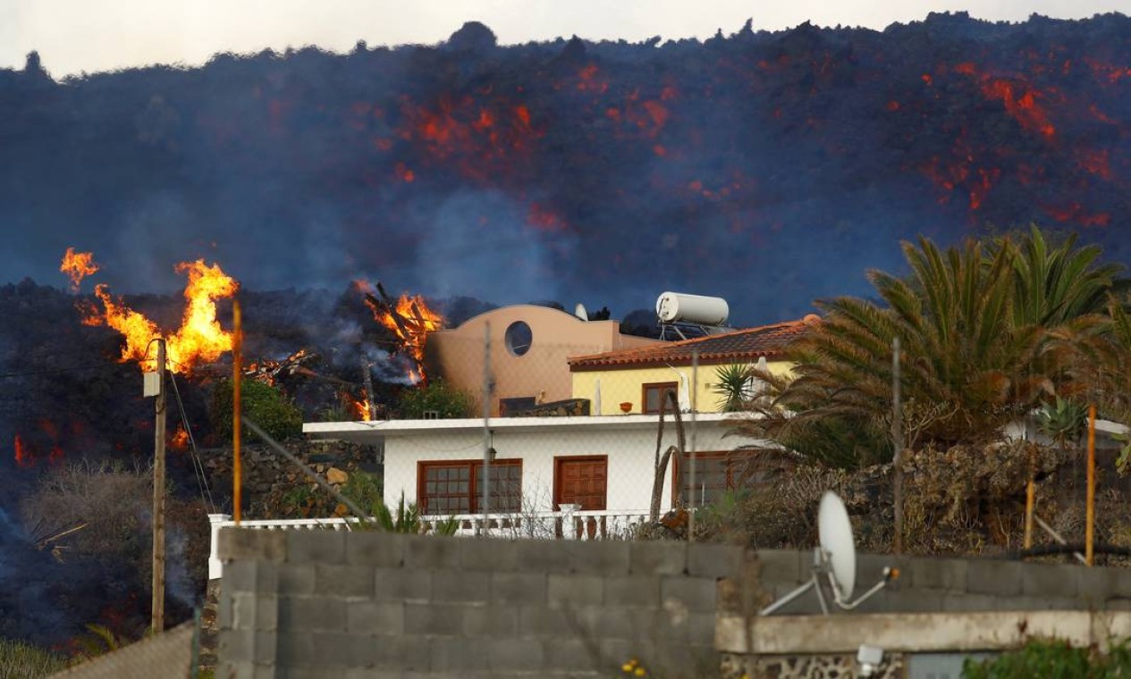 Uma casa arde devido à lava após a erupção do Vulcão Cumbre Vieja, nas Ilhas Canárias de La Palma, Espanha, 27 de outubro de 2021. REUTERS / Borja Suarez TPX IMAGENS DO DIA Foto: BORJA SUAREZ / REUTERS