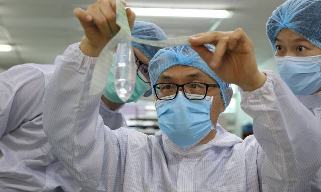 O fundador e inventor da camisinha unissex Wondaleaf, John Tang Ing Ching, inspeciona o preservativo em sua fábrica em Sibu, na Malásia. Foto: Reuters
