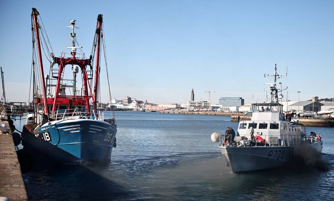 O barco patrulha da Gendarmerie francesa atracado no porto de Le Havre, depois que a França apreendeu na quinta-feira uma traineira britânica que pescava em suas águas territoriais sem licença Foto: SARAH MEYSSONNIER / REUTERS