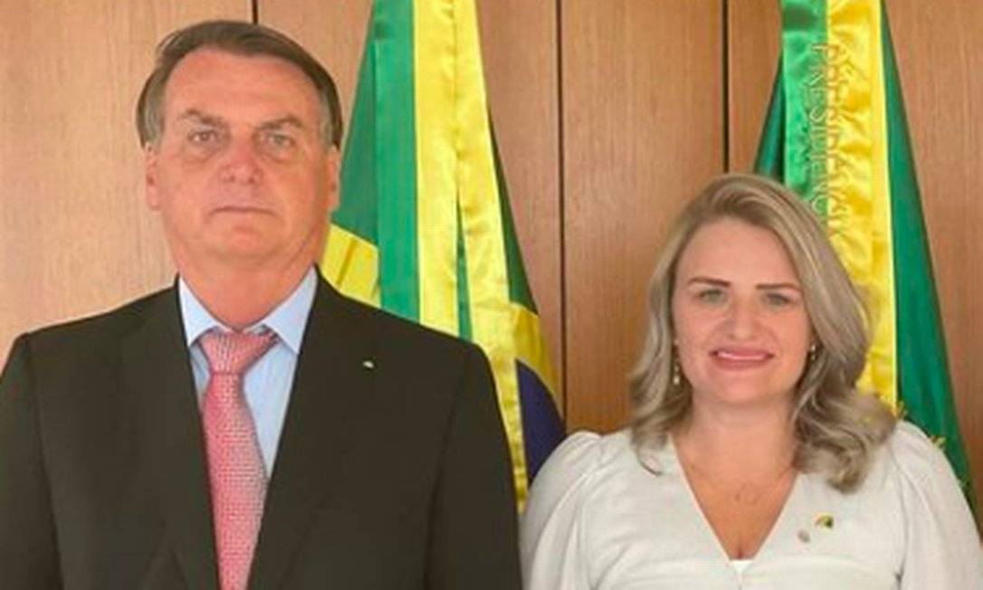 O presidente Jair Bolsonaro e Graciela Nienov, presidente em exercício do PTB Foto: Reprodução