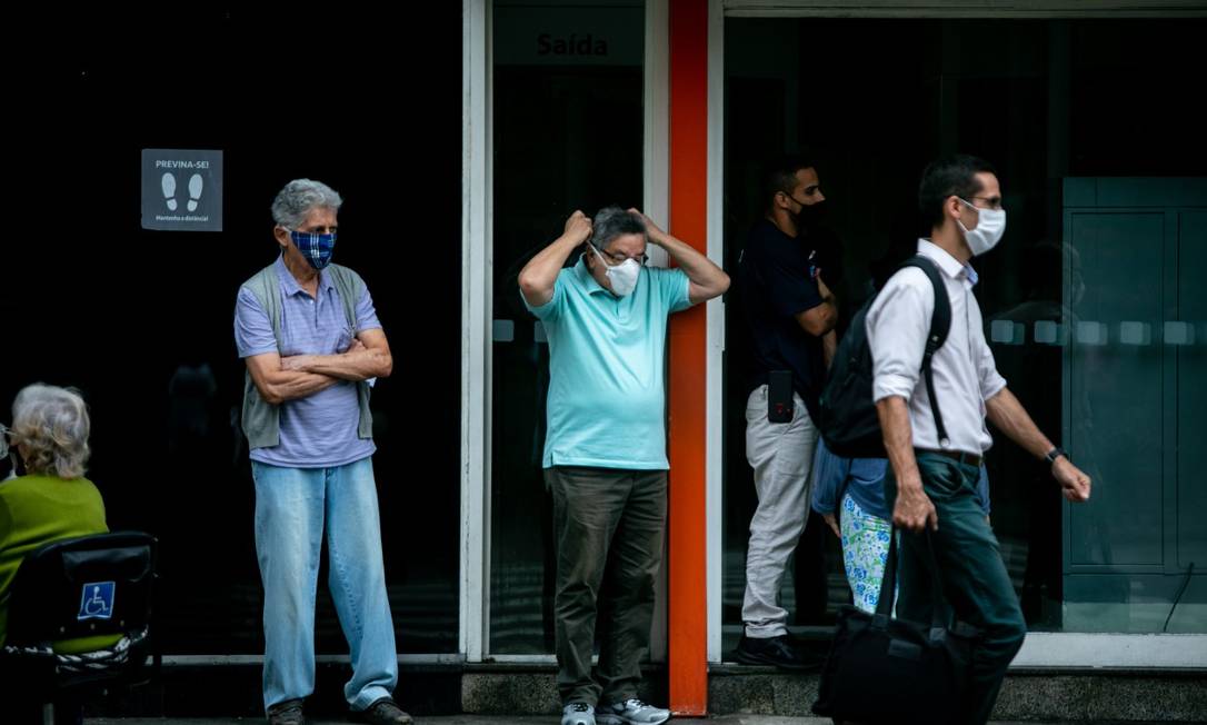 Uso da máscara em locais abertos segue obrigatório no Estado do Rio até publicação de regulamentação da Saúde Foto: Brenno Carvalho / Agência O Globo
