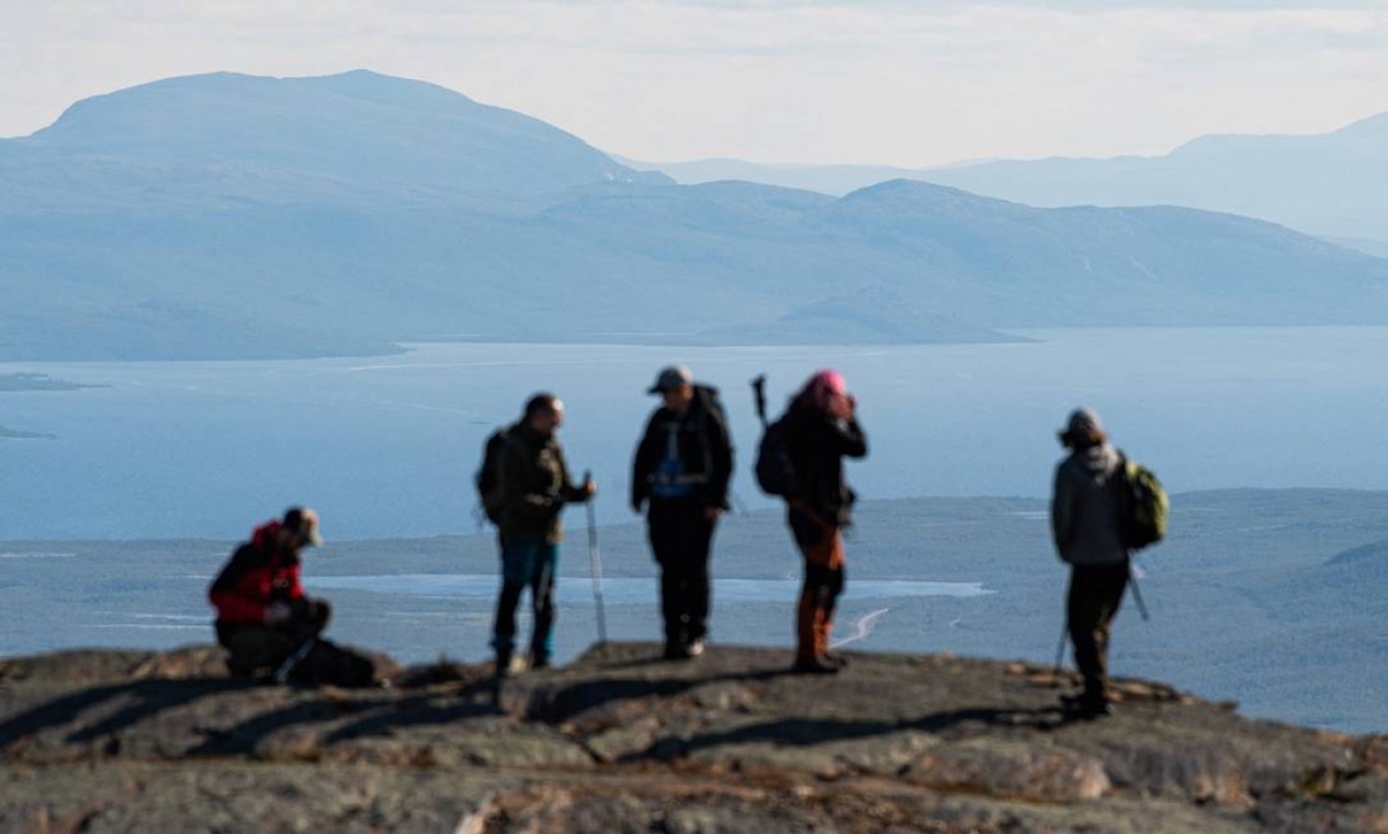 Turistas visitam o Monte Nuolja com vista para Abisko, no norte da Suécia, onde cientistas e investigam o impacto das mudanças climáticas em muitos aspectos do Ártico Foto: Jonathan Nackstrand / AFP