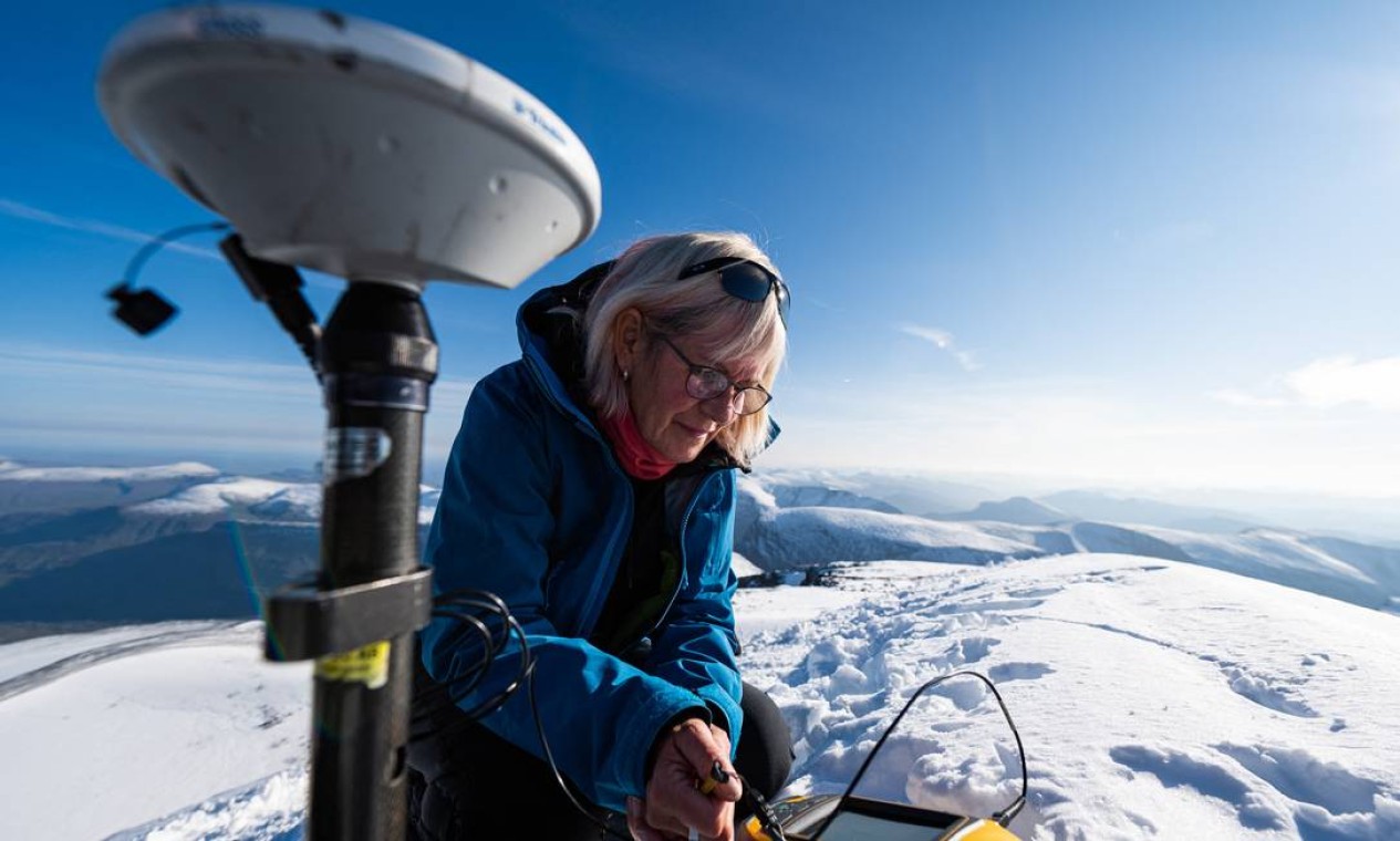 A glaciologista Ninis Rosqvist percebeu que no pico sul do maciço de Kebnekaise o cume perdeu mais de 20 metros, e seu GPS já indica apenas 2.094,8 metros de altitude. Há dois anos, esse pico perdeu o título de cume mais alto da Suécia Foto: Jonathan Nackstrand / AFP