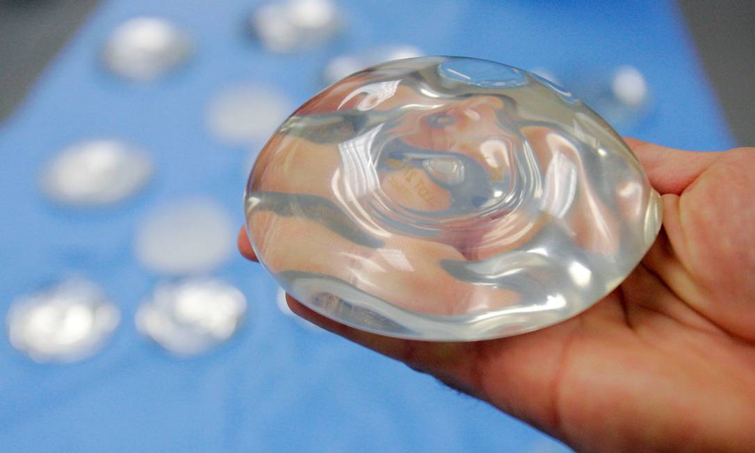 Implante mamário de silicone é mostrado na fábrica da Mentor Corp. em Irving, Texas, nos EUA Foto: DONNA MCWILLIAM / AP Photo/Donna McWilliam/11-12-2001