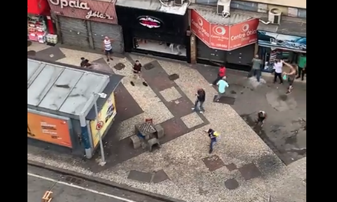 Agentes da GM e camelôs brigam na Rua Dias da Cruz, no Méier Foto: Redes Sociais / Reprodução