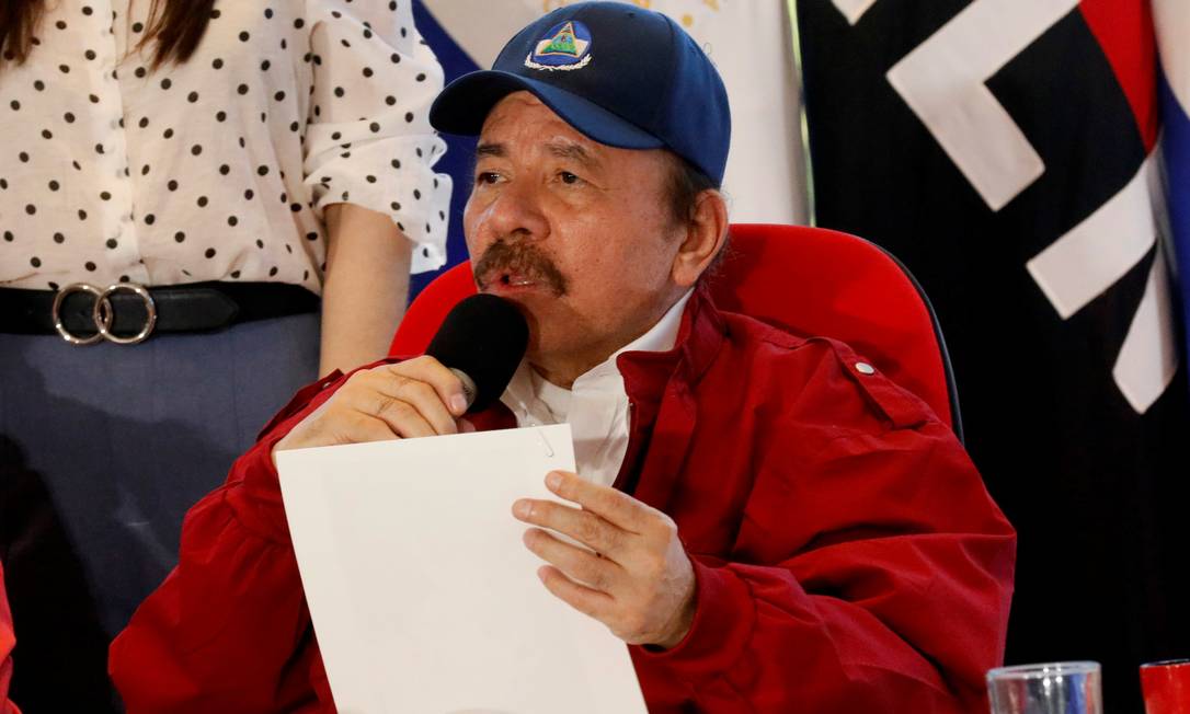 Presidente Daniel Ortega segura documento durante discurso Foto: HONDURAS PRESIDENCY / via REUTERS