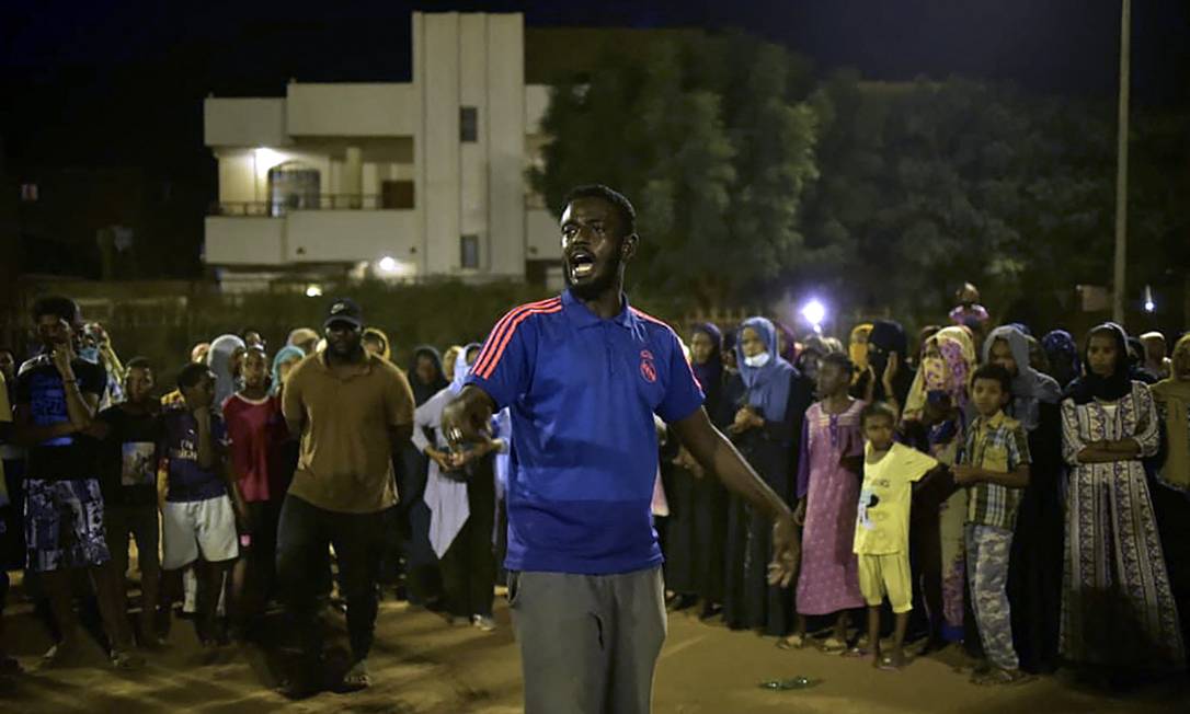 Jovens sudaneses participam de protesto no bairro de Berri, na capital Cartum, contra o golpe militar no Sudão Foto: AFP