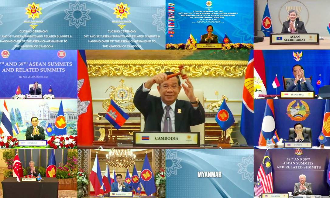 Cerimônia de encerramento da reunião da Asean, realizada de forma virtual, com o premier do Camboja, Hun Sen, no centro da tela Foto: HANDOUT / AFP