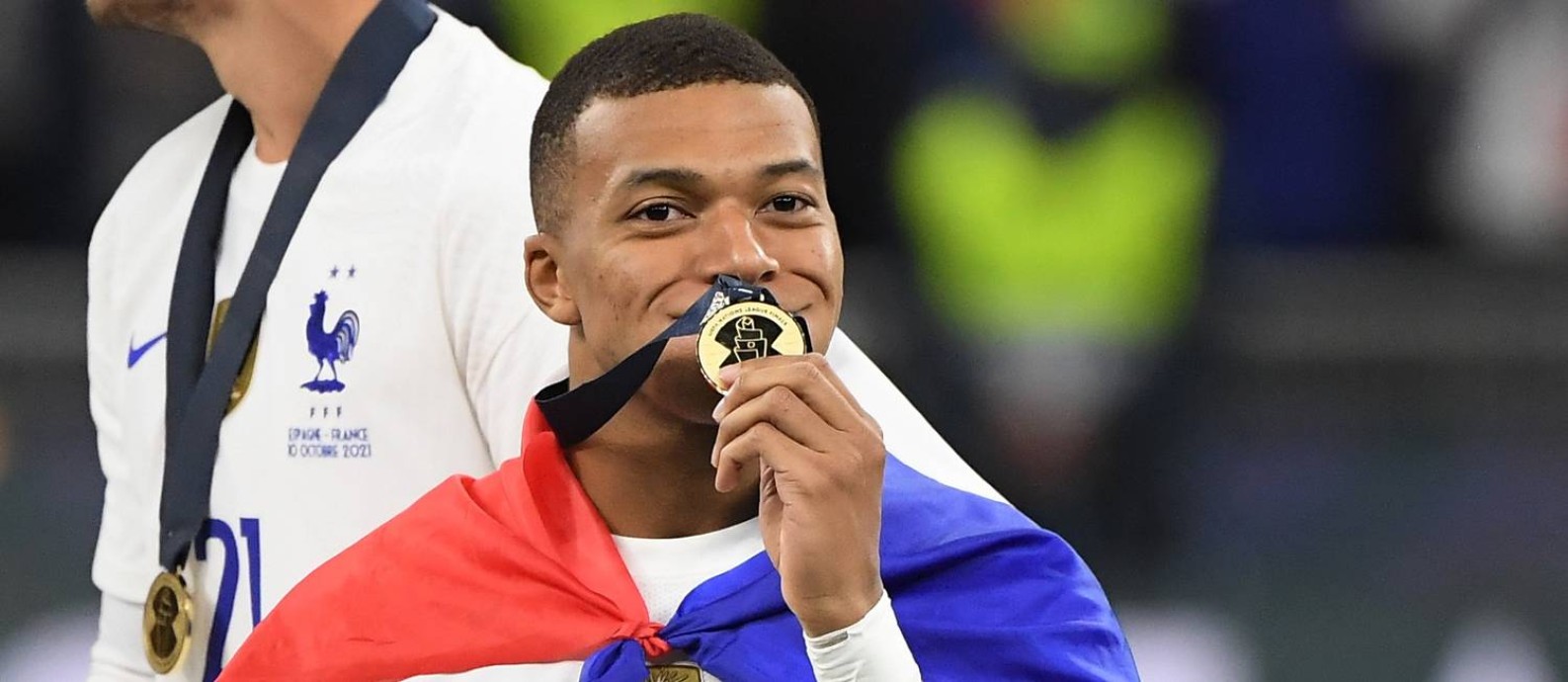 Mbappé com a medalha da Liga das Nações, conquistada pela França Foto: ALBERTO LINGRIA / REUTERS