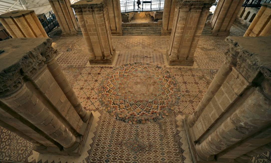 Um dos maiores mosaicos do mundo foi revelado após anos de restauração na Palestina Foto: ABBAS MOMANI / AFP