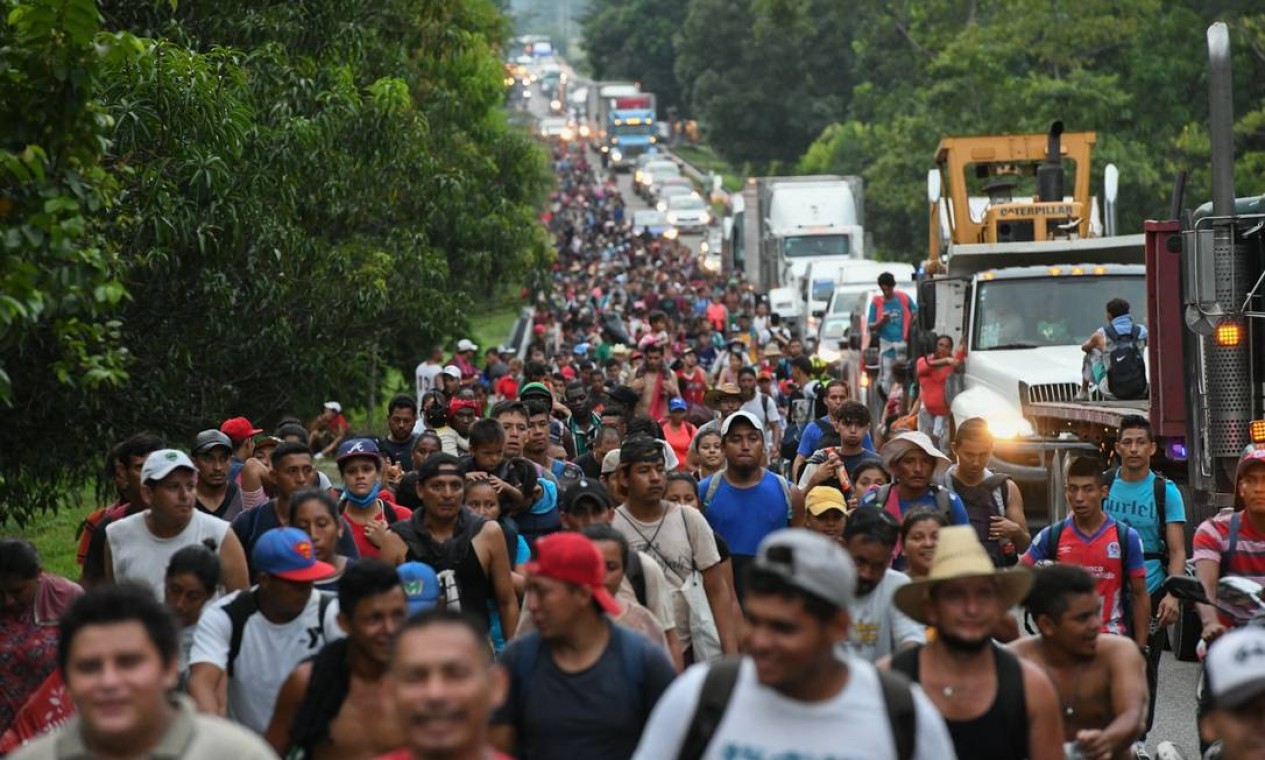 Migrantes de uma caravana para os EUA, caminham em direção à Cidade do México para solicitar asilo e status de refugiado em Villa Comaltitlan, Estado de Chiapas, México Foto: ISAAC GUZMAN / AFP