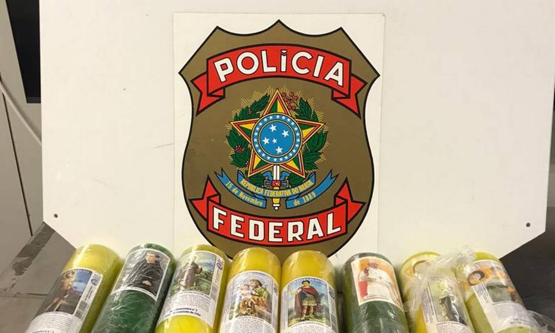 Drogas estavam escondidas em velas de sete dias Foto: Divulgação/Polícia Federal do Rio de Janeiro