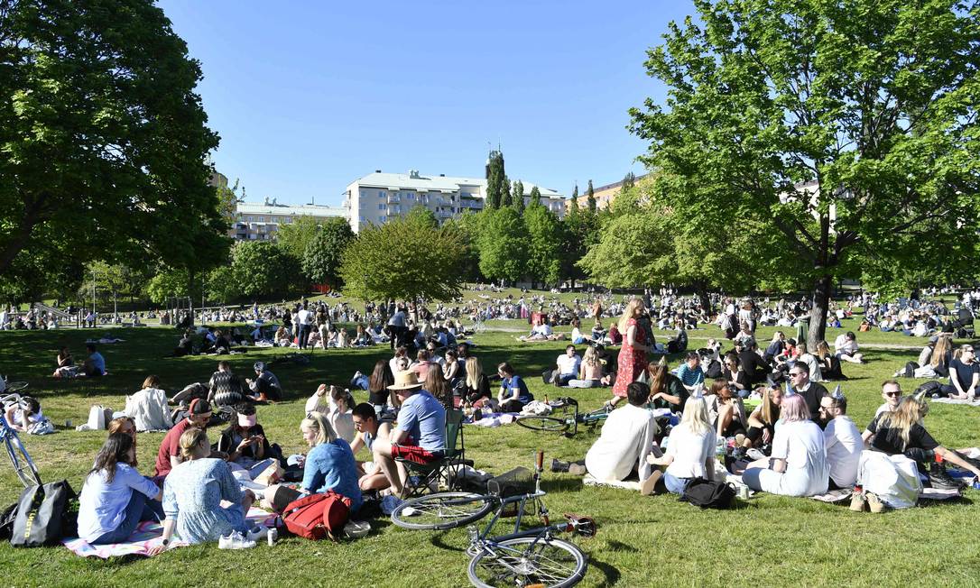 Pessoas reunidas no parque Tantolunden, em Estocolmo, em 30 de maio de 2020, durante pandemia da Covid-19 na Suécia Foto: HENRIK MONTGOMERY / AFP