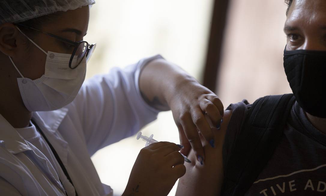 EUA já consideram uma quarta dose da vacina contra a Covid-19 para imunossuprimidos, que têm naturalmente uma proteção menor induzida por imunizantes. Foto: Marcia Foletto / Agência O Globo