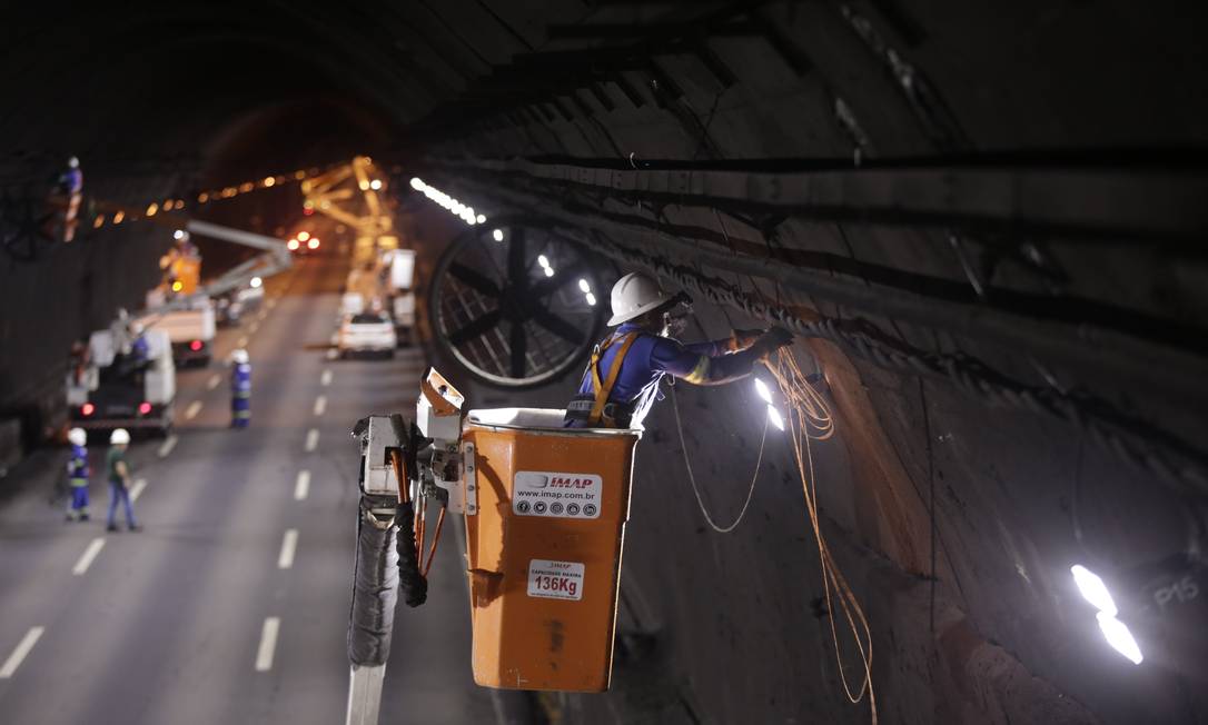 Funcionários da RioLuz concluem a troca das lâmpadas antigas por LED no Túnel Rebouças, sentido Zona Norte Foto: Custódio Coimbra / Agência O Globo