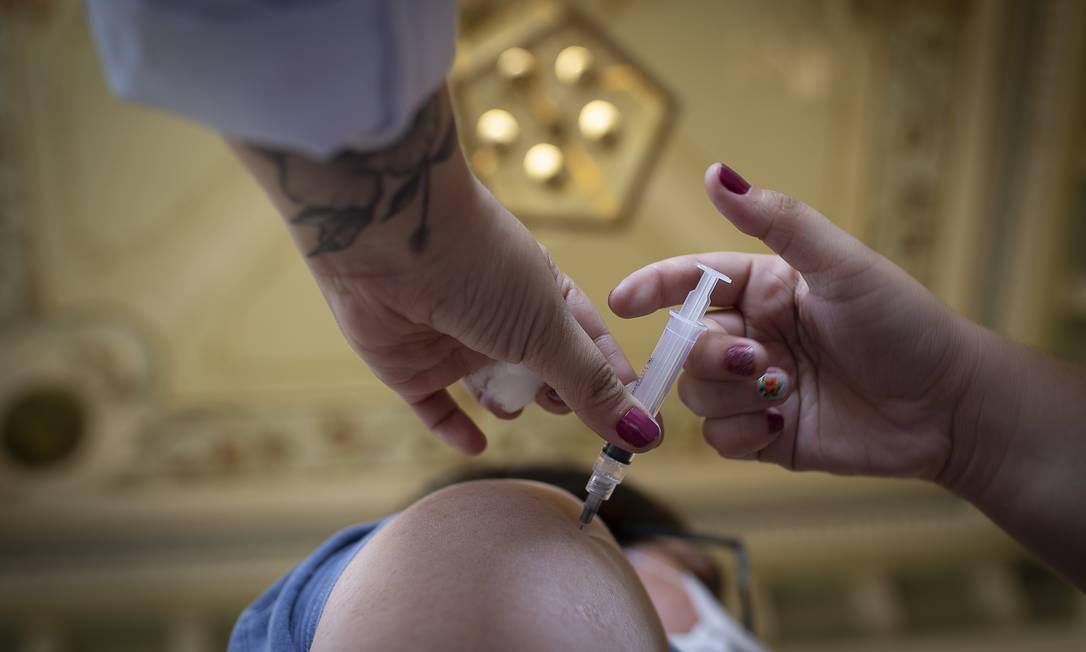 Vacinação para Covid-19 no posto do Palácio do Catete, no Rio Foto: Márcia Foletto / Agência O Globo
