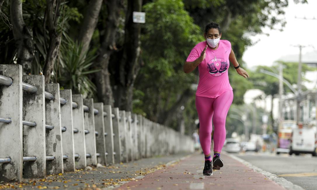 Maria Thereza se curou do câncer de mama e virou corredora de rua, já tendo participado até da São Silvestre Foto: Gabriel de Paiva / Agência O Globo