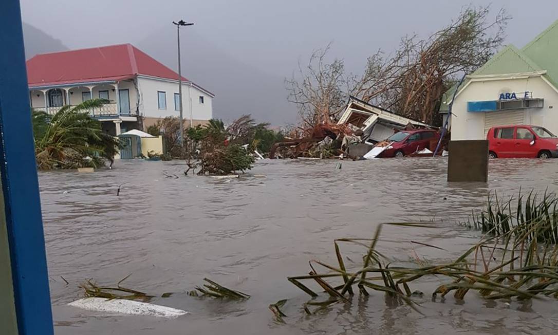 Inundação provocada na ilha francesa de Saint-Martin, no Caribe, depois da passagem do furacão Irma, em 2017 Foto: RINSY XIENG / AFP