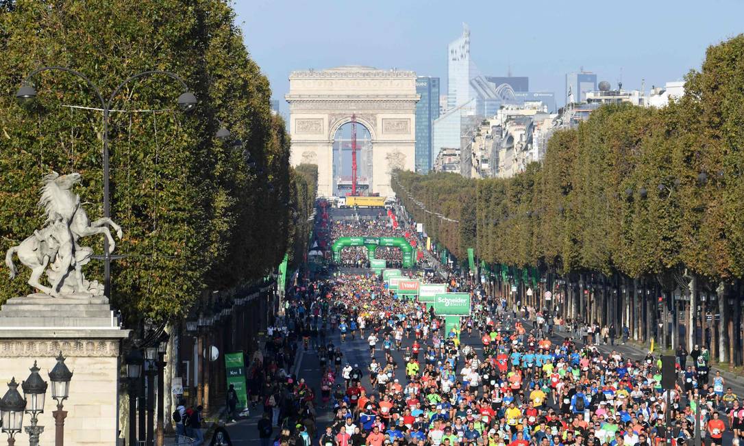 Corredores na Champs-Elysees durante a última maratona de Paris Foto: ALAIN JOCARD / AFP