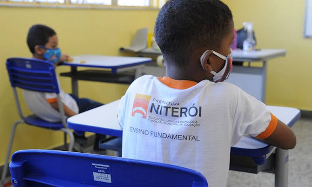 Alunos da rede municipal em sala de aula: escola do Caramujo será a primeira com ensino de mandarim Foto: Reprodução/Prefeitura de Niterói