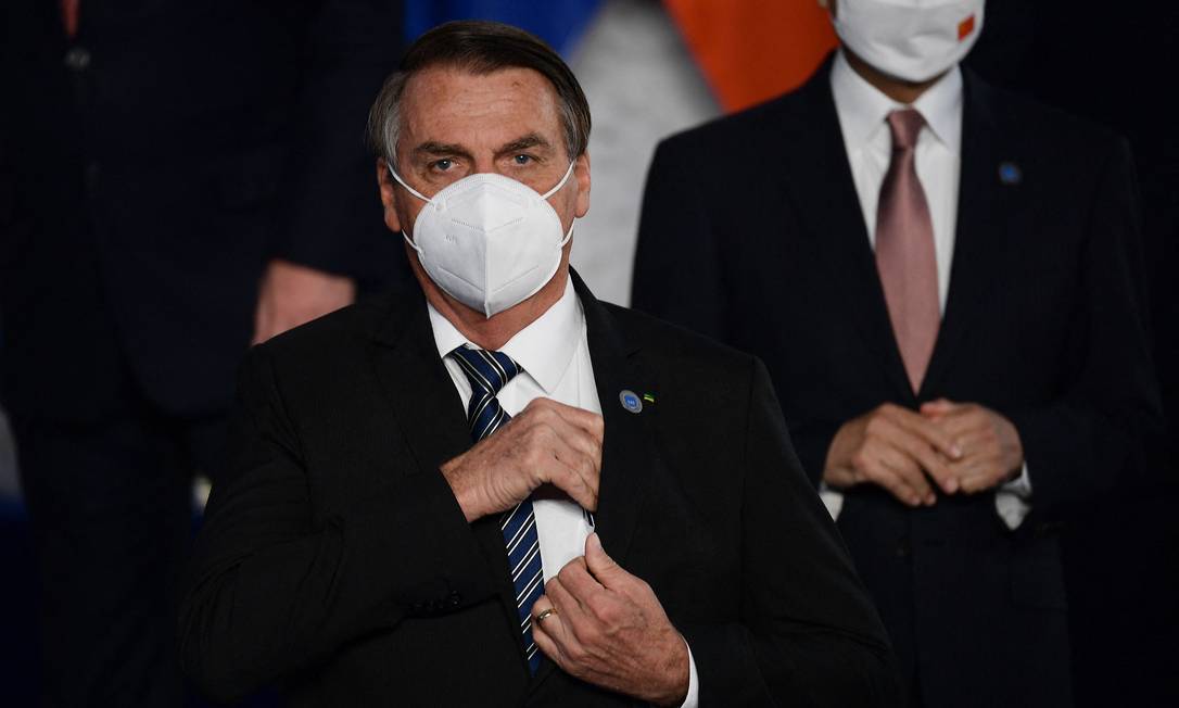 O presidente Jair Bolsonaro se prepara para foto dos líderes do G-20, em Roma. Ele usou máscara neste sábado Foto: FILIPPO MONTEFORTE / AFP