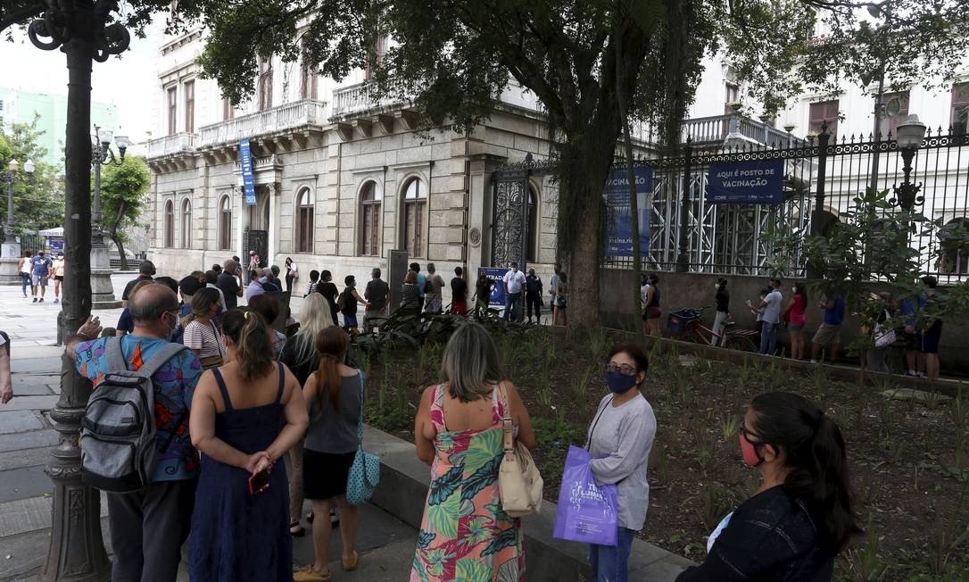 No Museu da República, filas se formaram durante toda a manhã Foto: Fabiano Rocha / Agência O Globo