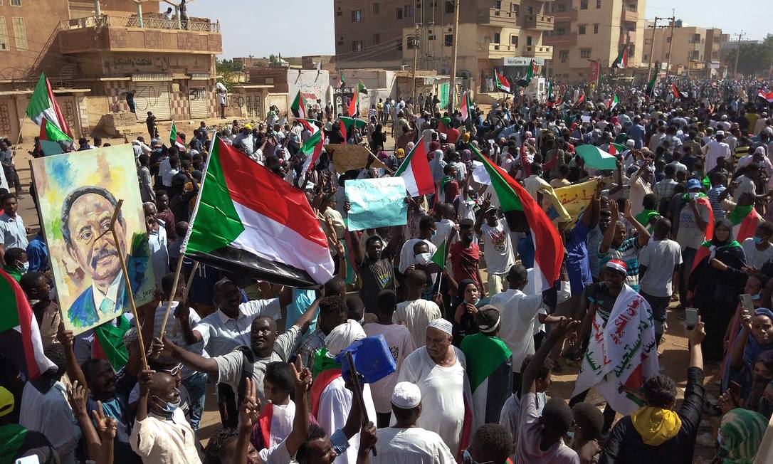 Centenas de milhares de sudaneses ocuparam as ruas do país em mais um protesto contra o golpe militar Foto: AFP