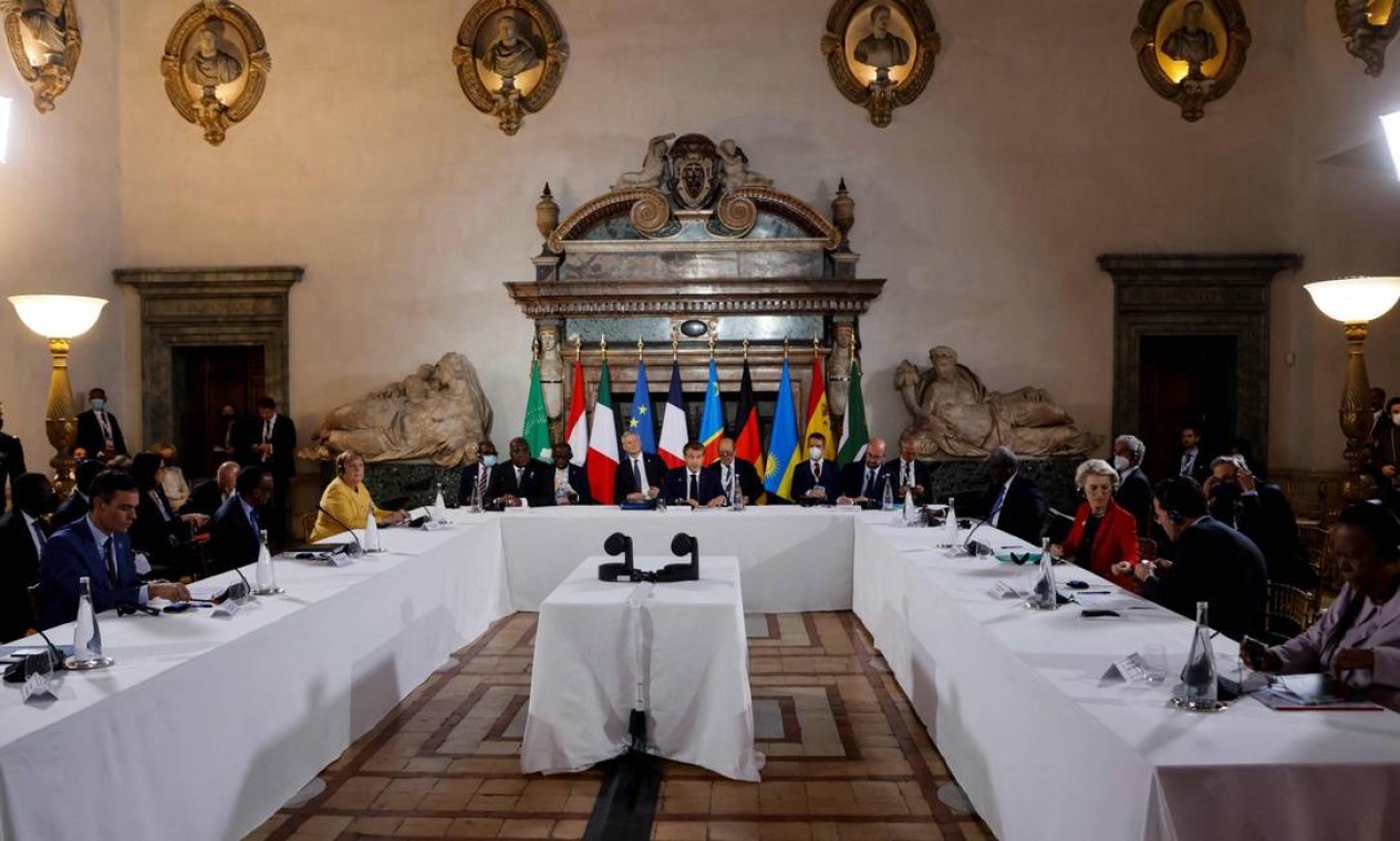 O presidente francês, Emmanuel Macron, sedia encontro com líderes da União Africana e da União Europeia no Palazzo Farnese, em Roma, paralelamente à cúpula dos líderes do G20 Foto: LUDOVIC MARIN / AFP