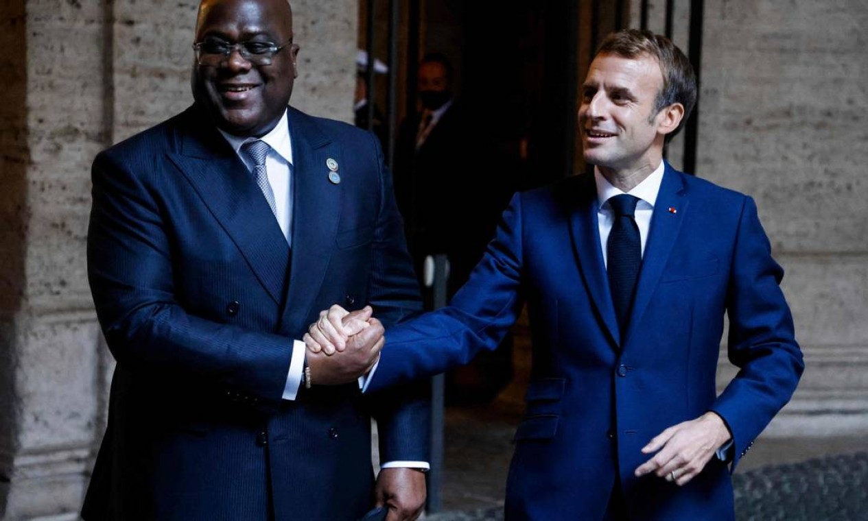 Emmanuel Macron dá as boas-vindas ao presidente da República Democrática do Congo e presidente da União Africana, Felix Tshisekedi Foto: LUDOVIC MARIN / AFP